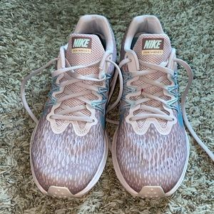 LIKE NEW NIKE SHOES FOR WOMEN